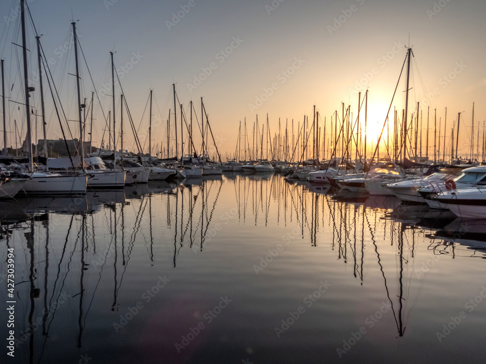 Lever de soleil sur les voiliers dans le port Vauban à Antibes sur la Côte d'Azur