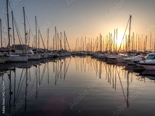 Lever de soleil sur les voiliers dans le port Vauban    Antibes sur la C  te d Azur