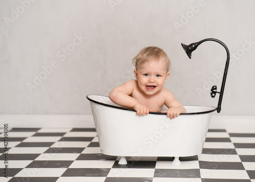 Kind Baby in Badewanne Szene Kachelboden