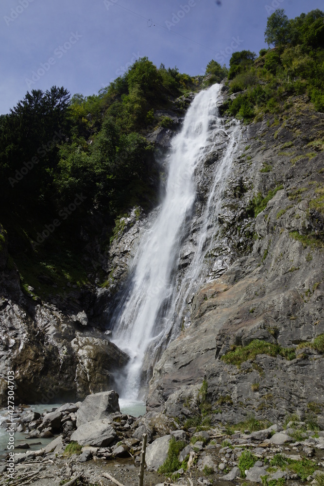 Wasserfall und Flusslauf am Wanderweg zum Katharinenberg, Südtirol