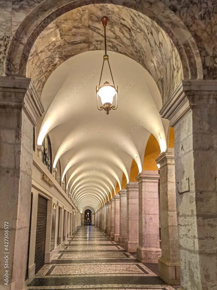 Fototapeta premium Spots de lumière sous des arcades