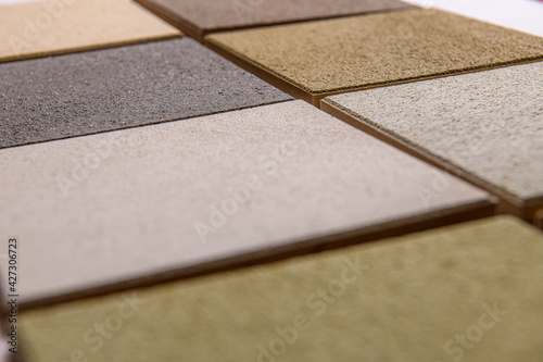 Lehmputztechnik, Spachteltechnik auf Musterplatten.