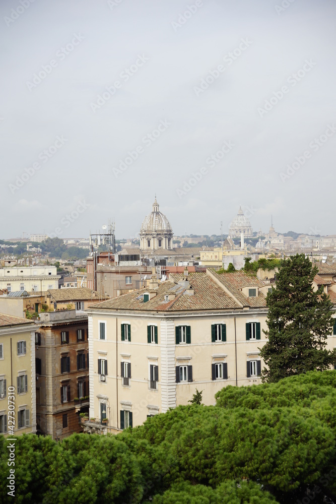 Blick über Rom mit dem Petersdom inmitten der Häuser 