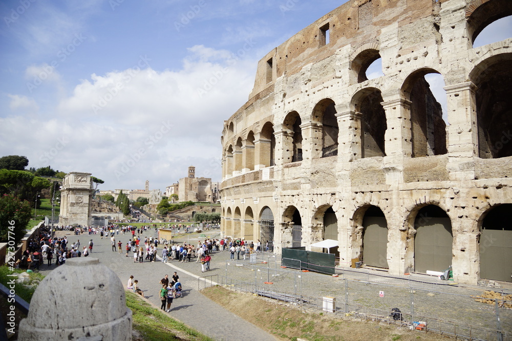 Kolosseum in Rom mit blauem Himmel im Sommer