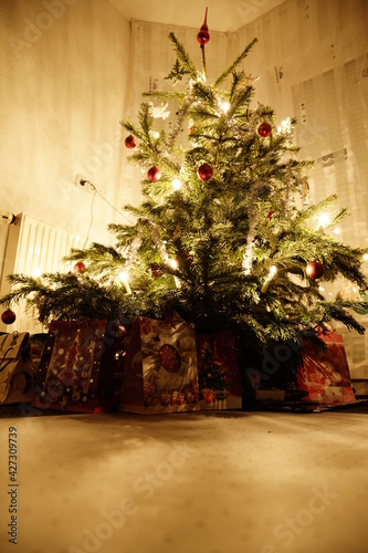 Weihnachtsbaum hell erleuchtet mit Geschenken © landscapephoto