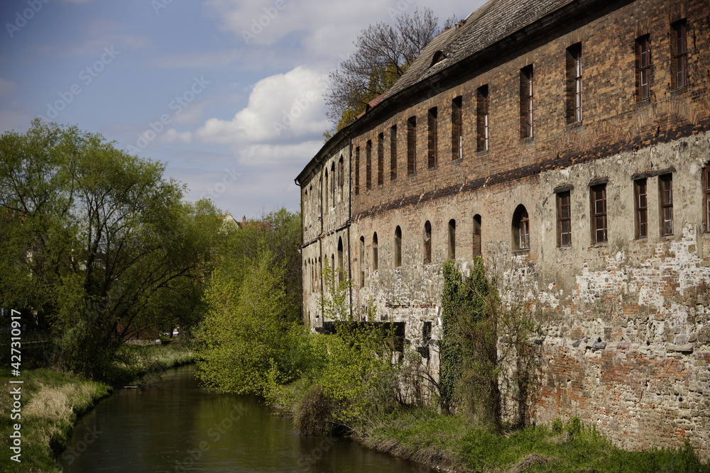 Historische Häuser am Fluss in Halle an der Saale