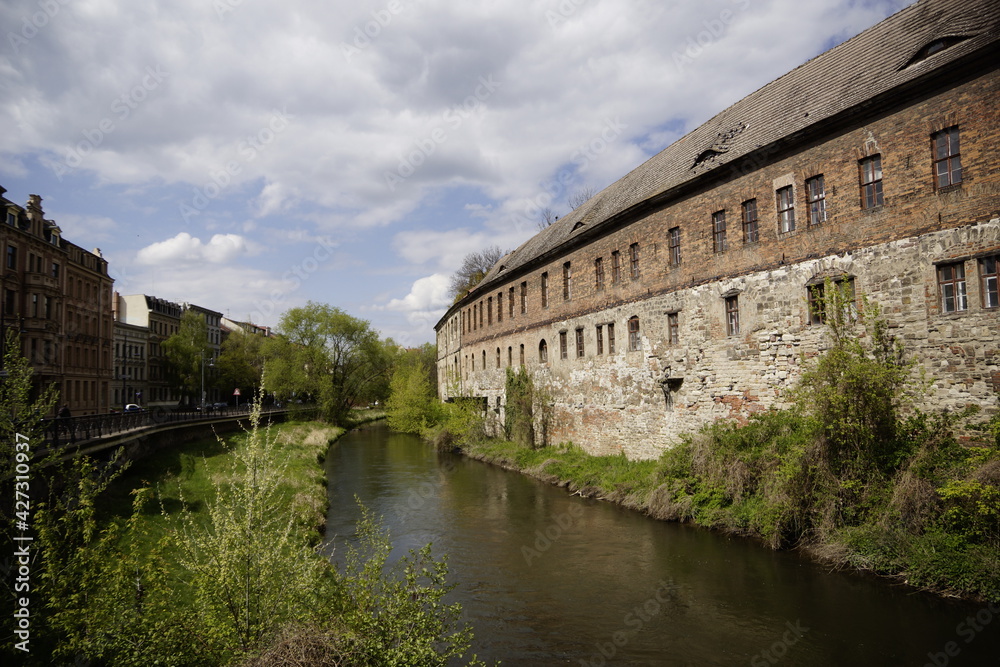 Historische Häuser am Fluss in Halle an der Saale