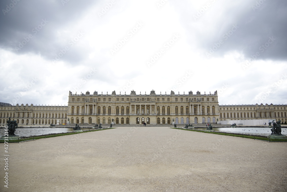 Schloss in Versailles am frühen Morgen ohne Besucher 