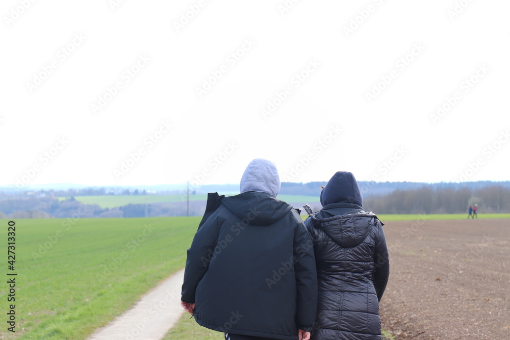 Spaziergänger auf dem Feldweg. Spaziergänger auf dem Feldweg.