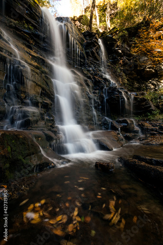 Fototapeta Naklejka Na Ścianę i Meble -  colorful autumn foliage with calming cascading waterfall in Pennsylvania.