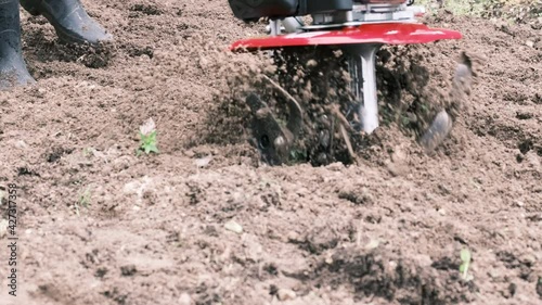 Wallpaper Mural 畑を耕運機で耕す人のイメージ素材 Torontodigital.ca