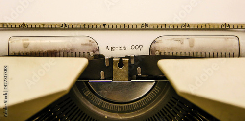 Fotografie The word Agent 007, written on the typewriter