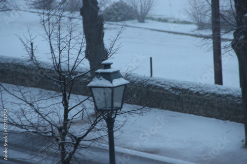 Εκτύπωση καμβά lampadaire sous la neige avec petit effet de flou