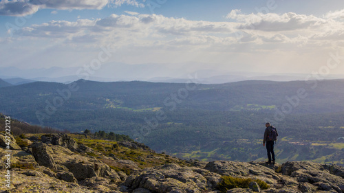 Hombre en la monta  a