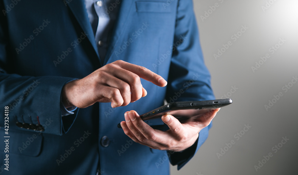 Obraz premium business man holding digital tablet