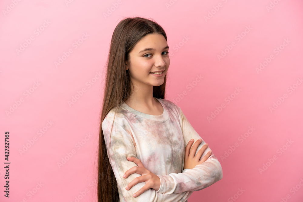 Obraz premium Little girl over isolated pink background with arms crossed and looking forward