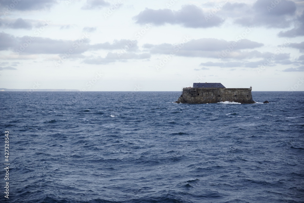Fort National bei Flut im Atlantischen Ozean bei St. Malo