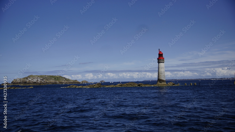 Leuchtturm in der Bucht vor St. Malo im Atlantik Leuchtturm in der Bucht vor St. Malo im Atlantik