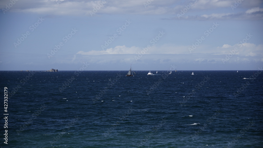 Felsige Küste vor St. Malo