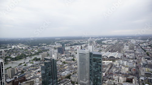 Blick vom Maintower auf die Innenstadt mit den Hochhäusern und den Bahnhof von Frankfurt © landscapephoto
