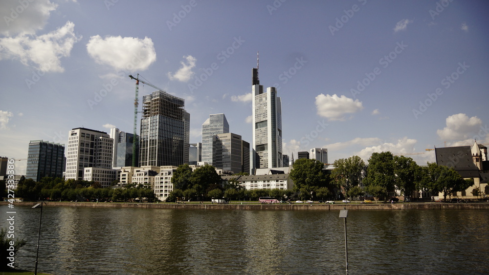 Skyline von Frankfurt an einem Sommertag