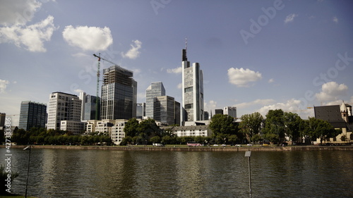 Skyline von Frankfurt an einem Sommertag