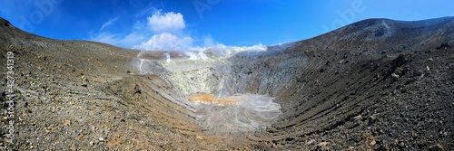 Obraz na płótnie Cratère de la Fossa de Vulcano en Sicile w salonie