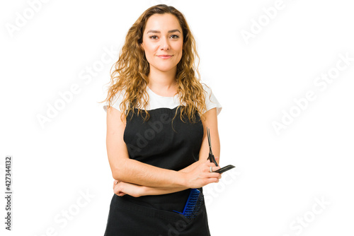 Φωτογραφία Attractive hair stylist smiling and proud of her work