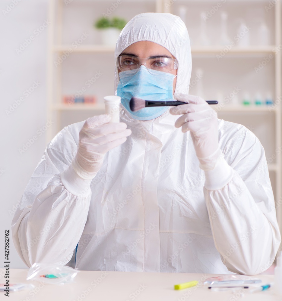 Naklejka premium Expert criminologist working in the lab for evidence