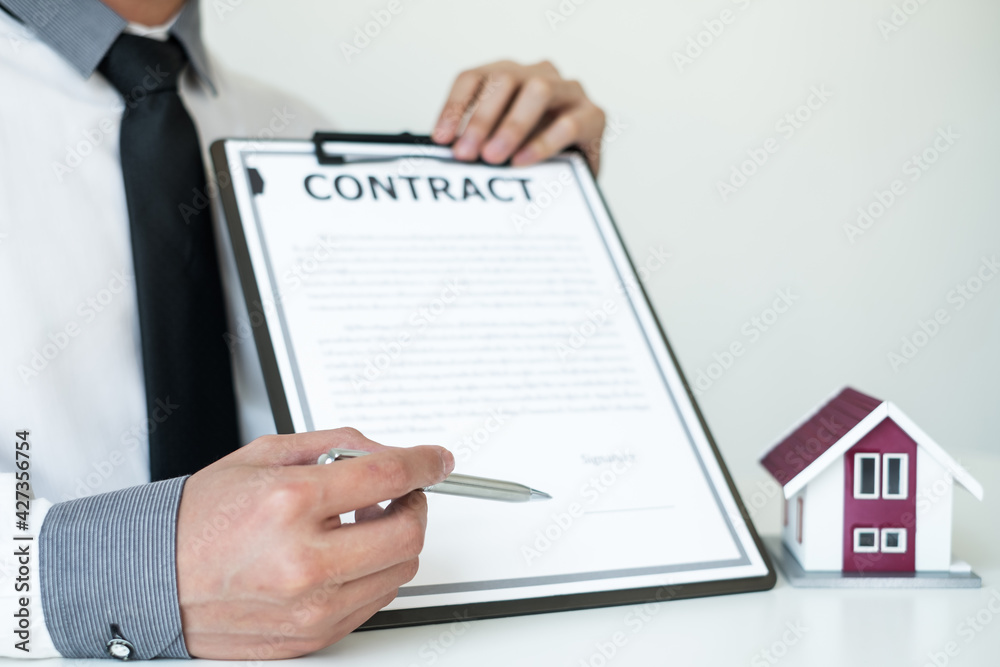 Agents working in real estate investment Hold the key home Ready home insurance signing contracts in accordance with the home buying insurance agreements approving purchases for clients Agents working in real estate investment Hold the key home Ready home insurance signing contracts in accordance with the home buying insurance agreements approving purchases for clients