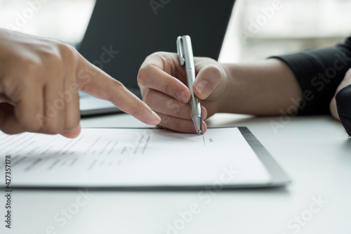 Foto Business people hold a resume and talk to job applicants for job interviews about careers and Their personal history in the company