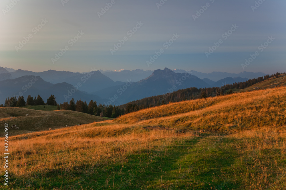 Fototapeta premium Crépuscule d'été au Semnoz, lac d'Annecy, haute Savoie