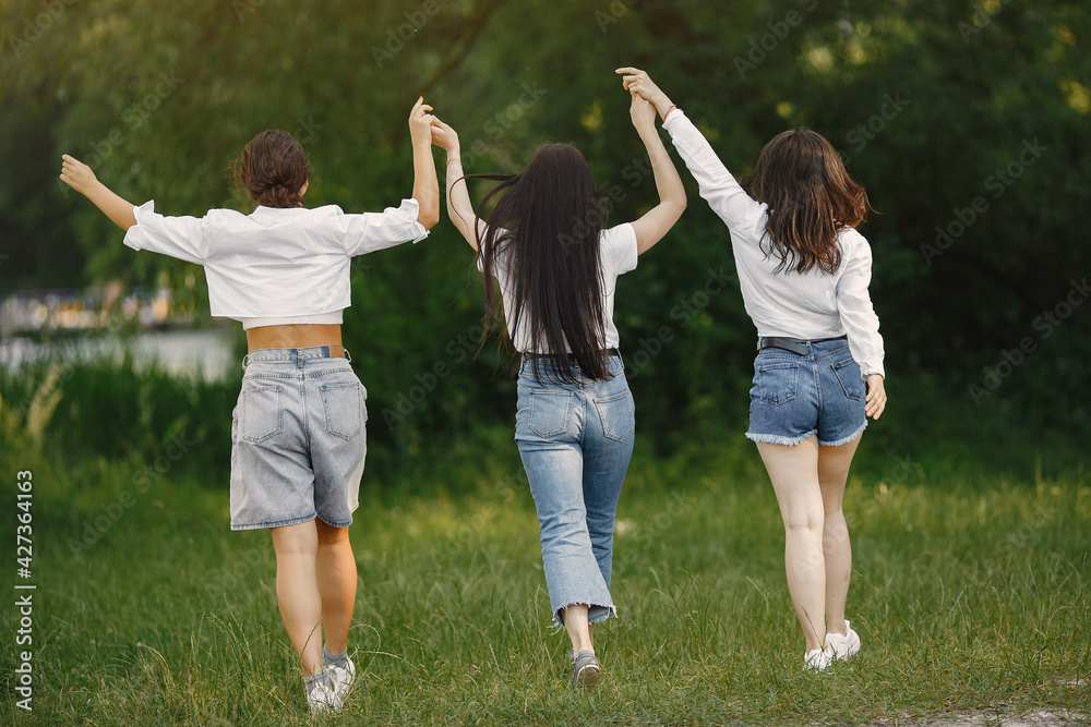 Obraz premium Girls spend time in a summer park