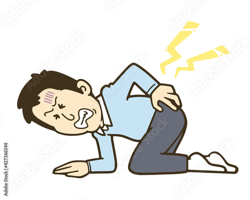 ぎっくり腰で動けずつらそうな男性のイラスト。