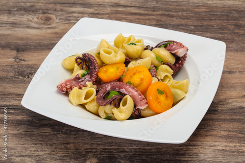 Pasta with octopus and yellow tomatoes