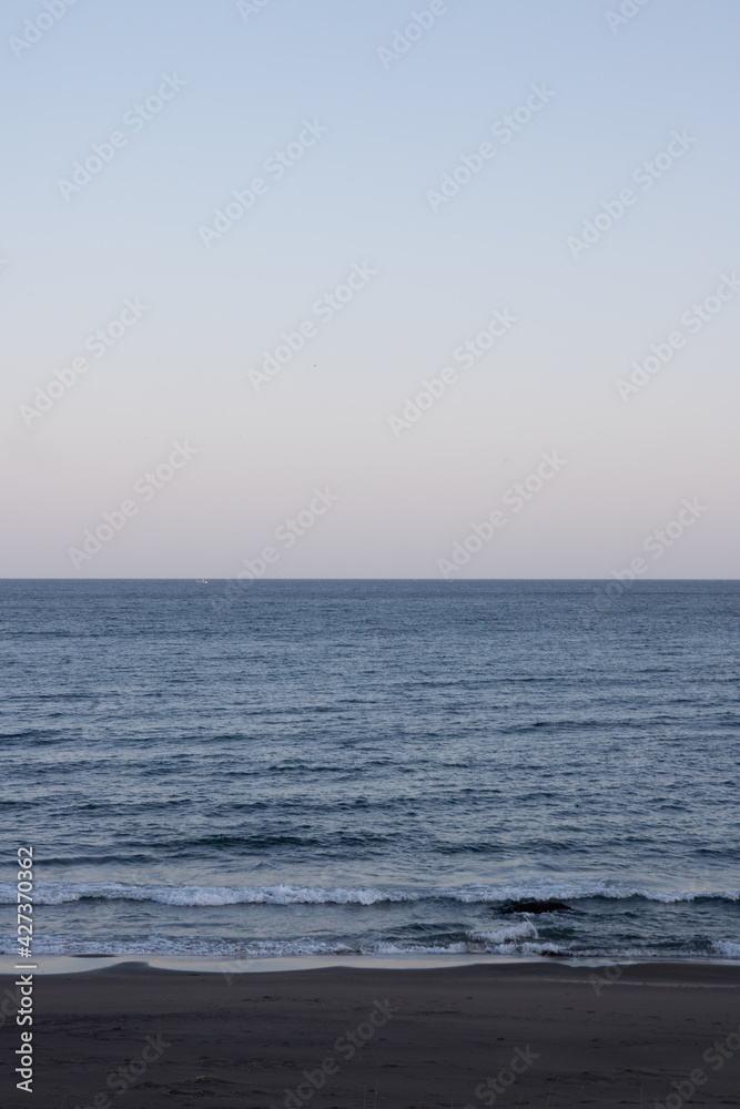 Fototapeta premium Sea and blue sky in the evening