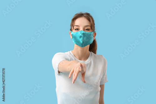 Fashionable young woman wea...