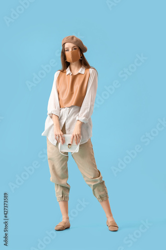 Fashionable young woman wea...