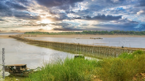 Billede på lærred The iconic handmade bamboo bridge in eastern Cambodia which is built each year during the dry season, to cross the Mekong River, connecting the town of Kampong Cham to Koh Paen island