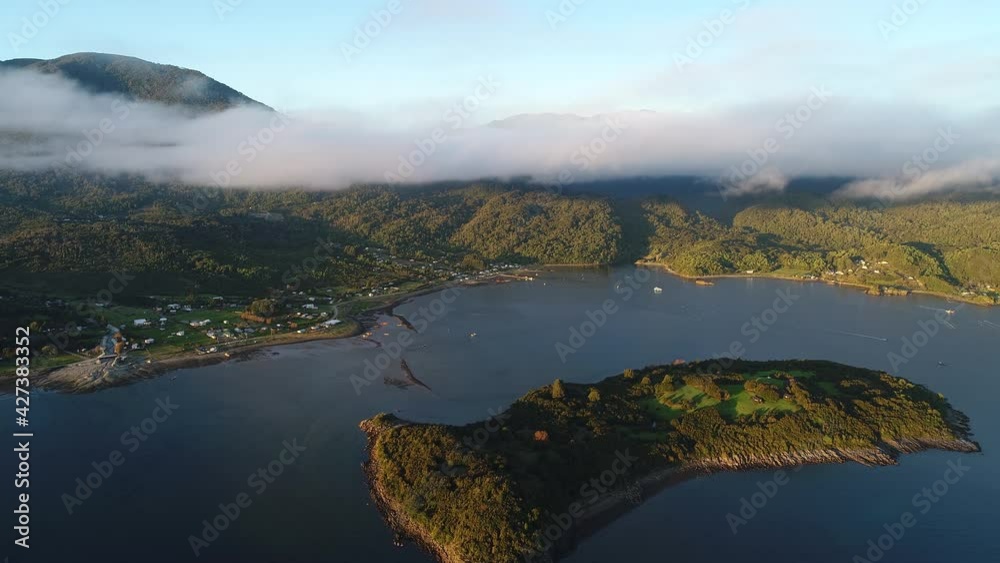 Nubes bajas en Caleta el Manzano, Chile. Cambio climático, puerto, pesca artesanal