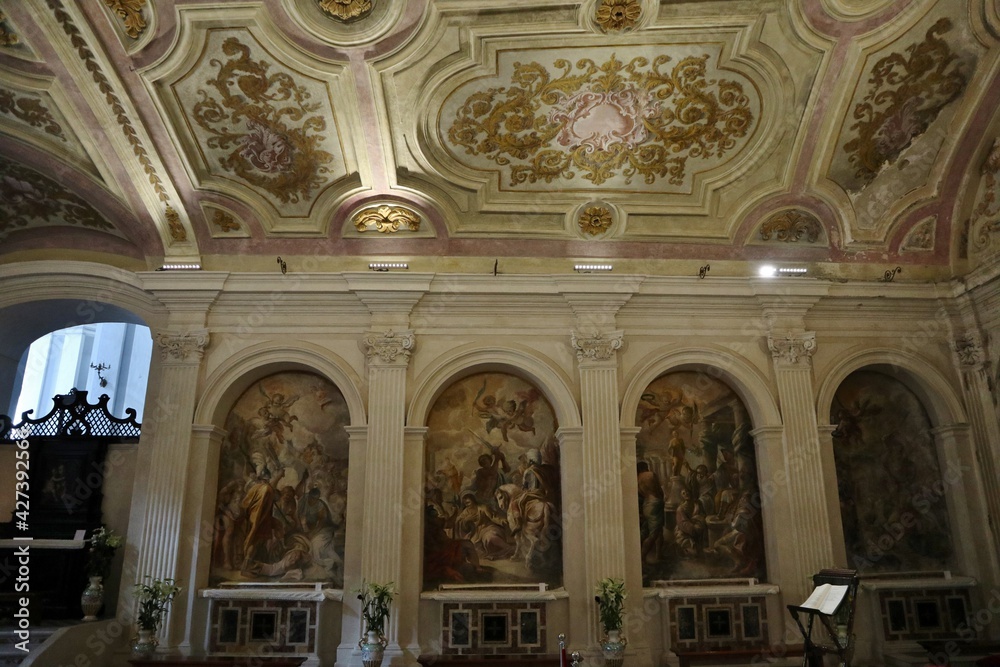 Napoli - Altari di sinistra della cripta della Basilica di Santa Maria alla Sanità