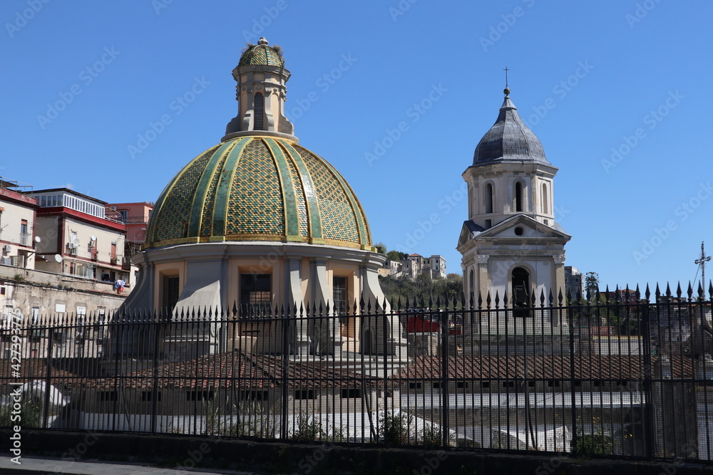 Napoli - Cupole della Basilica di Santa Maria alla Sanità dal ponte