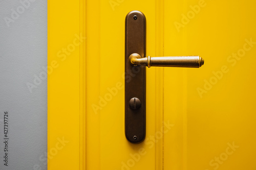 Schilderij op canvas Close-up shot of yellow color door with vintage door knob.