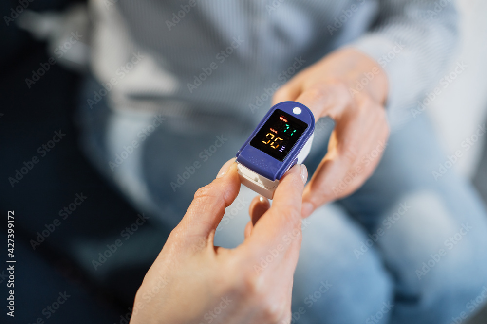 Pulse oximeter, finger digital device to measure oxygen saturation in