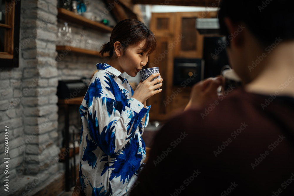 Obraz premium Japanese couple drinking coffee at home