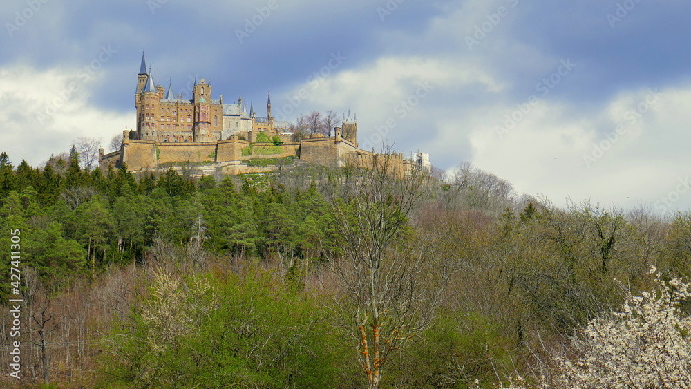 schöner Blick auf Burg Hohenzollern auf bewaldeten Berg vom Kaiserweg bei Bisingen an sonnigem Tag