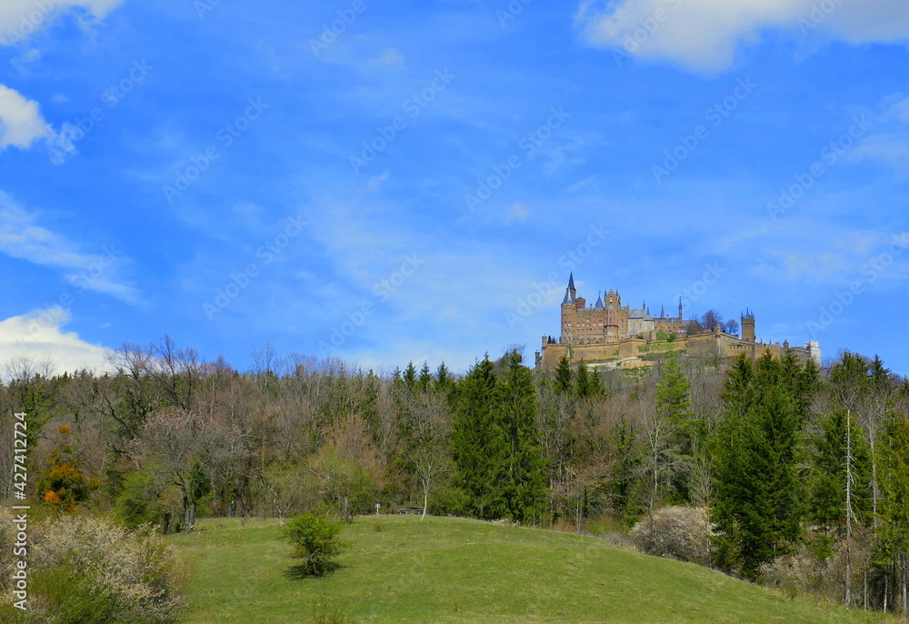 schöner Blick auf Burg Hohenzollern auf bewaldeten Berg vom Kaiserweg bei Bisingen an sonnigem Tag schöner Blick auf Burg Hohenzollern auf bewaldeten Berg vom Kaiserweg bei Bisingen an sonnigem Tag