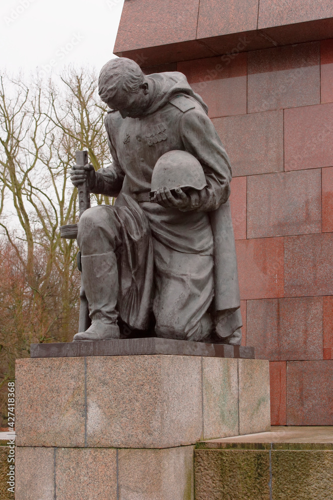 Naklejka premium The entrance to the alley memory guard kneeling soldiers in Treptov Park