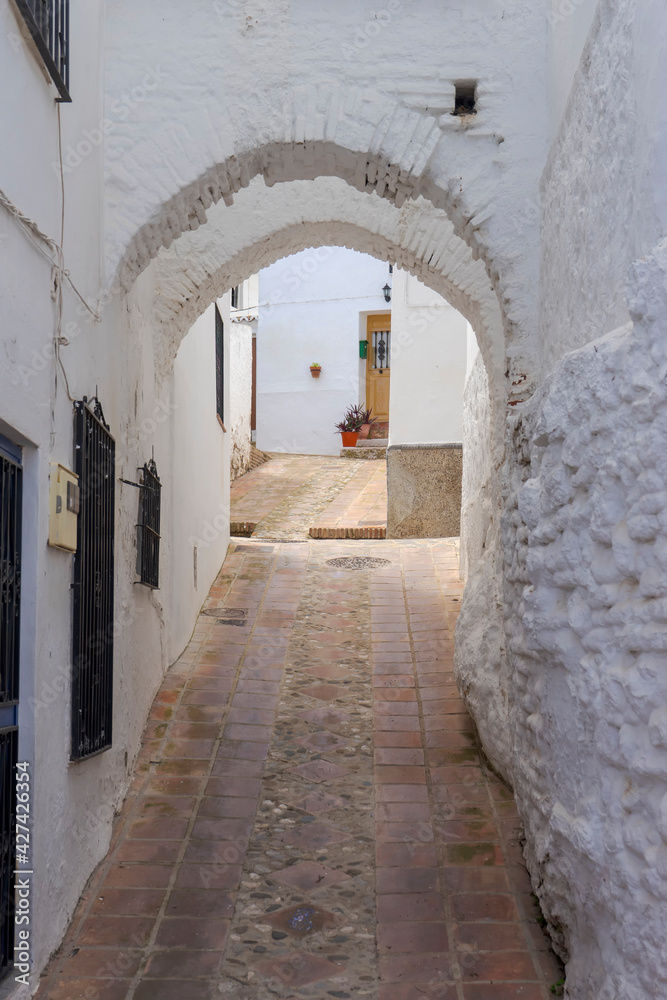 paseo por las calles del municipio de Comares, Málaga