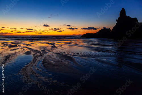 Zachód słońca na plaży Piha, Nowa Zelandia